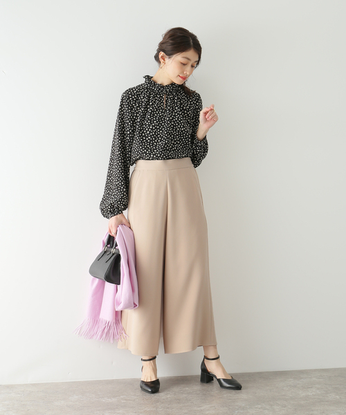 La TOTALITE(ラトータリテ)の「ジョーゼットフレアクロップドパンツ(その他パンツ・レディース・ベージュ/ネイビー・36/38)」の3枚目の写真