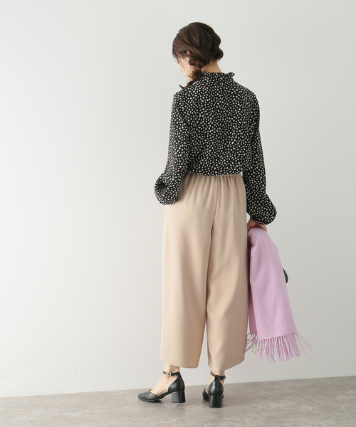 La TOTALITE(ラトータリテ)の「ジョーゼットフレアクロップドパンツ(その他パンツ・レディース・ベージュ/ネイビー・36/38)」の4枚目の写真