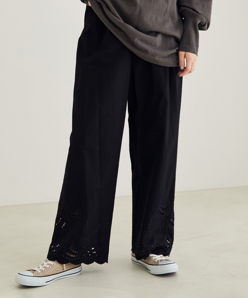 SALON adam et rope'（サロン アダム エ ロペ）の「【洗える】裾スカラップパンツ（その他パンツ・レディース・ホワイト/ブラック・FREE）」の2枚目の写真