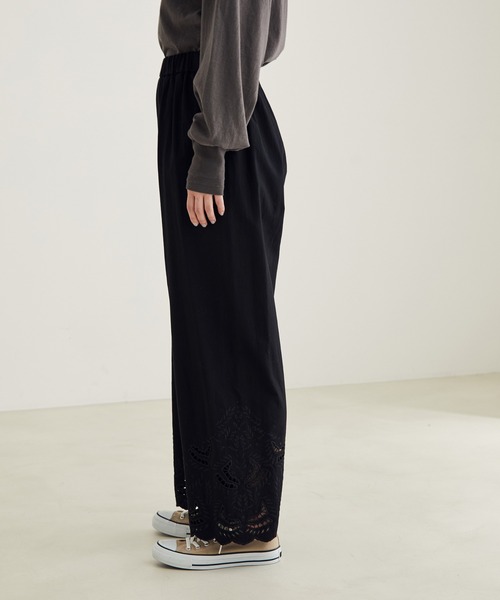 SALON adam et rope'（サロン アダム エ ロペ）の「【洗える】裾スカラップパンツ（その他パンツ・レディース・ホワイト/ブラック・FREE）」の16枚目の写真