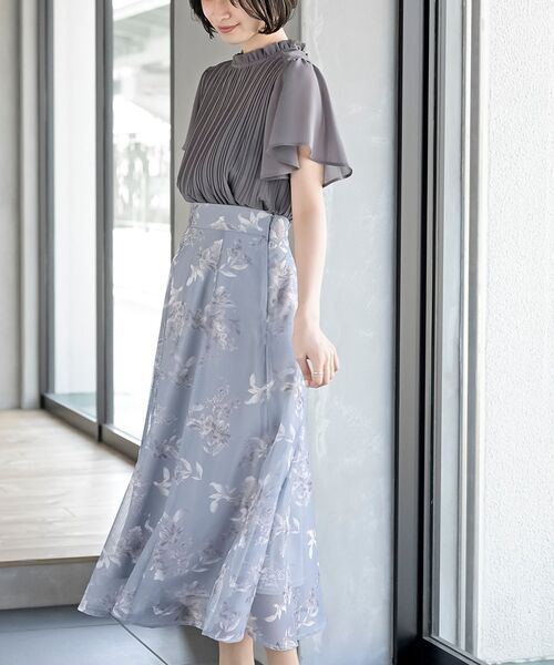 フリルネックフレアー袖プリーツブラウス