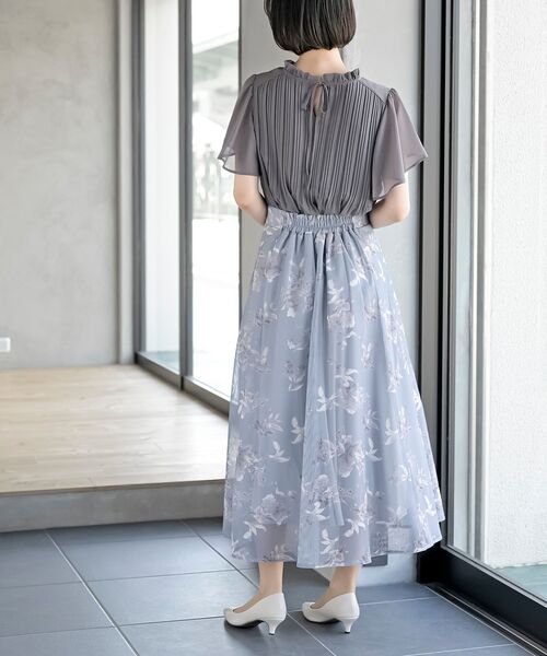 フリルネックフレアー袖プリーツブラウス