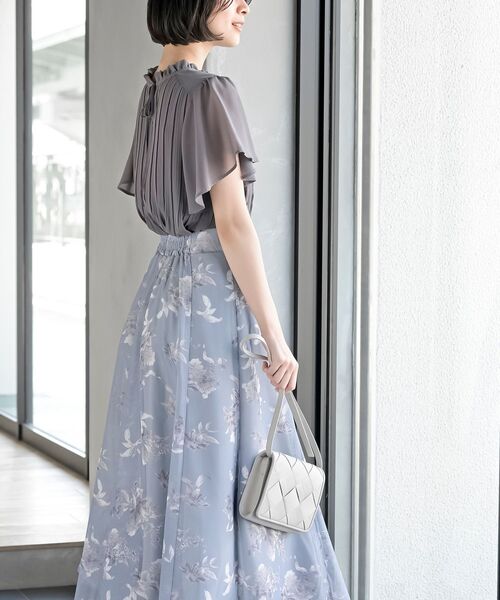 フリルネックフレアー袖プリーツブラウス