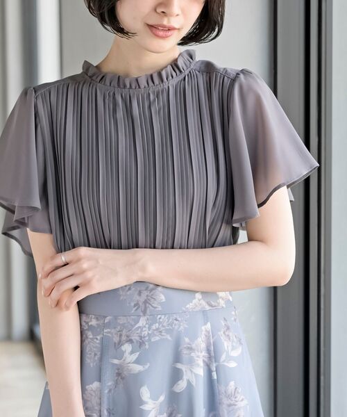 フリルネックフレアー袖プリーツブラウス