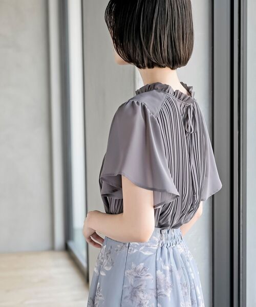 フリルネックフレアー袖プリーツブラウス