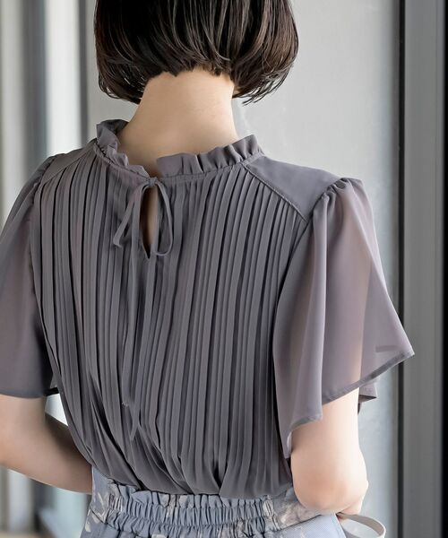 rps（アールピーエス）の「フリルネックフレアー袖プリーツブラウス（シャツ/ブラウス・レディース・ベージュ/オフホワイト/チャコールグレー/マスタード/グリーン系その他/パープル/ブラウン/グレイッシュベージュ/ネイビー/ブラック・M/フリー）」の12枚目の写真