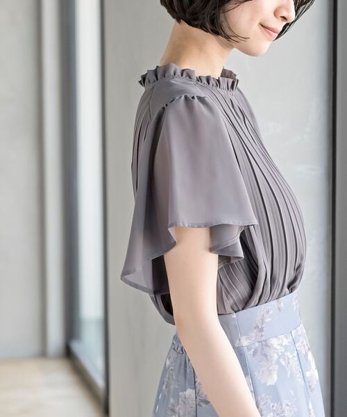 rps（アールピーエス）の「フリルネックフレアー袖プリーツブラウス（シャツ/ブラウス・レディース・ベージュ/オフホワイト/チャコールグレー/マスタード/グリーン系その他/パープル/ブラウン/グレイッシュベージュ/ネイビー/ブラック・M/フリー）」の13枚目の写真