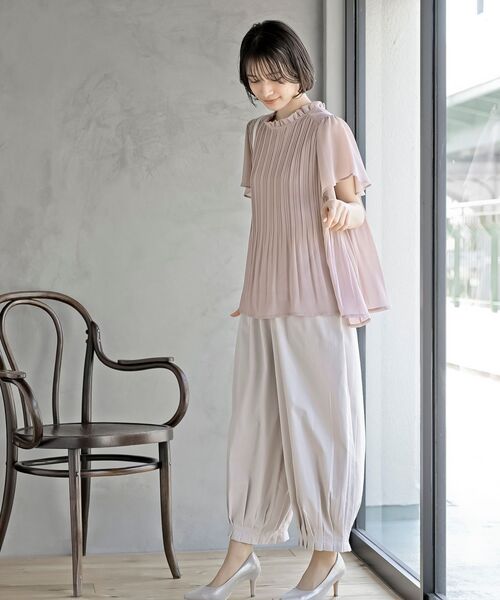 rps（アールピーエス）の「フリルネックフレアー袖プリーツブラウス（シャツ/ブラウス・レディース・ベージュ/オフホワイト/チャコールグレー/マスタード/グリーン系その他/パープル/ブラウン/グレイッシュベージュ/ネイビー/ブラック・M/フリー）」の14枚目の写真