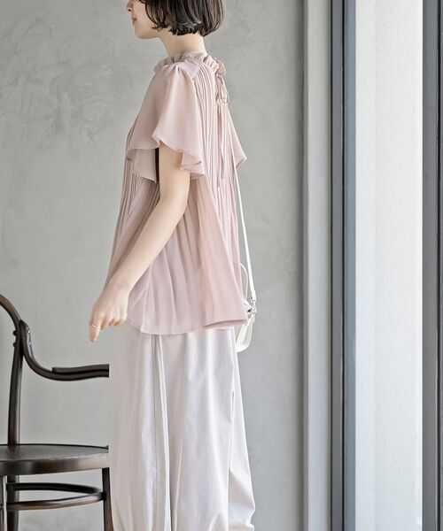 rps（アールピーエス）の「フリルネックフレアー袖プリーツブラウス（シャツ/ブラウス・レディース・ベージュ/オフホワイト/チャコールグレー/マスタード/グリーン系その他/パープル/ブラウン/グレイッシュベージュ/ネイビー/ブラック・M/フリー）」の15枚目の写真