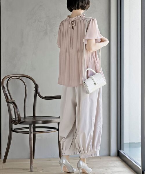 rps（アールピーエス）の「フリルネックフレアー袖プリーツブラウス（シャツ/ブラウス・レディース・ベージュ/オフホワイト/チャコールグレー/マスタード/グリーン系その他/パープル/ブラウン/グレイッシュベージュ/ネイビー/ブラック・M/フリー）」の16枚目の写真