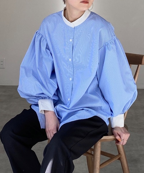 She's Closet（シーズクローゼット）の「バンドカラーボリュームスリーブ配色長袖ストライプシャツ（シャツ/ブラウス・レディース・ホワイト/ブルー・FREE）」の2枚目の写真