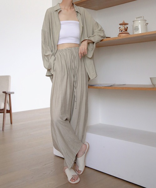 UNE MANSION(ユヌマンション)の「リンクルプリーツシャツ&パンツセット(サロペット/オーバーオール・レディース・ブラック/ベージュ/ネイビー・FREE)」の3枚目の写真