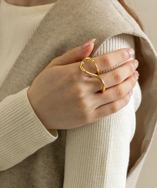 SMELLY（スメリー）の「マガリダブルフィンガーリング（リング・レディース・ゴールド・-）」の2枚目の写真
