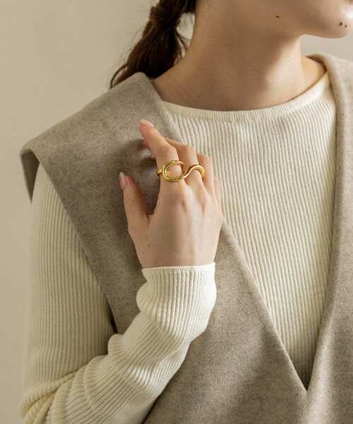 SMELLY（スメリー）の「マガリダブルフィンガーリング（リング・レディース・ゴールド・-）」の3枚目の写真