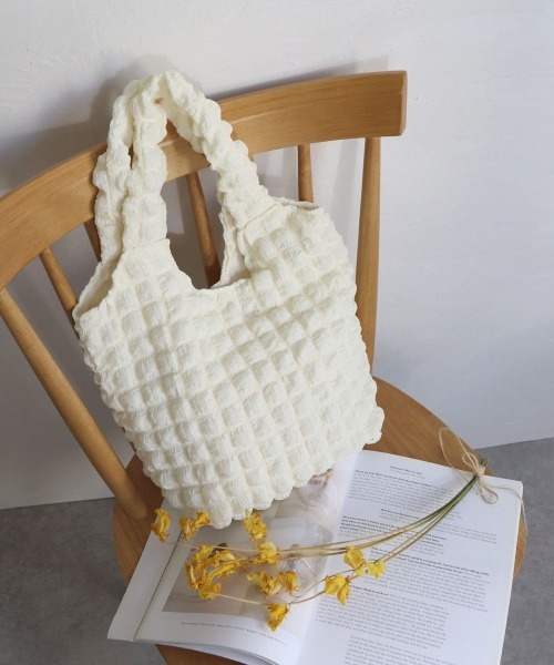 T・S・L(ティーエスエル)の「エンボス加工トートバッグ(トートバッグ・レディース・イエロー/ブラック/サックスブルー/アイボリー・FREE)」の2枚目の写真