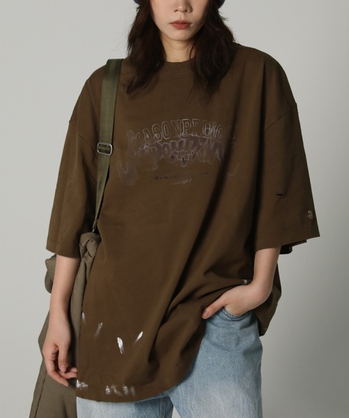MASONPRINCE(メイソンプリンス)の「オーバーサイズ ロック風ロゴプリント ダメージ&ペンキ加工Tシャツ DT4074【MASONPRINCE】(Tシャツ/カットソー・メンズ・ダークグレー/ホワイト/ブラウン/ブラック・L/M/S)」の1枚目の写真