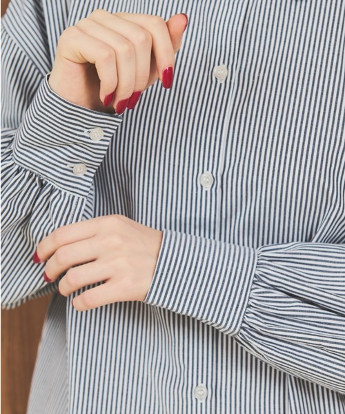MERLOT（メルロー）の「ボリューム袖ベーシックストライプシャツ（シャツ/ブラウス・レディース・ネイビー/マスタード/ブルー・FREE）」の15枚目の写真