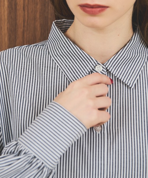 MERLOT（メルロー）の「ボリューム袖ベーシックストライプシャツ（シャツ/ブラウス・レディース・ネイビー/マスタード/ブルー・FREE）」の13枚目の写真