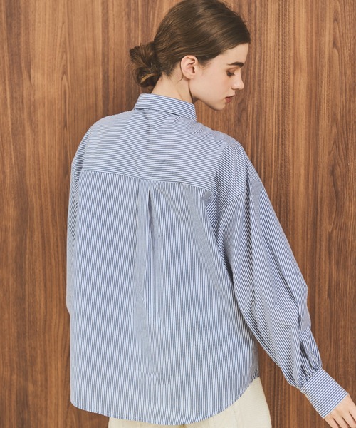 MERLOT（メルロー）の「ボリューム袖ベーシックストライプシャツ（シャツ/ブラウス・レディース・ネイビー/マスタード/ブルー・FREE）」の5枚目の写真