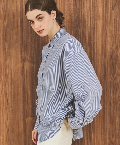 MERLOT（メルロー）の「ボリューム袖ベーシックストライプシャツ（シャツ/ブラウス・レディース・ネイビー/マスタード/ブルー・FREE）」の6枚目の写真