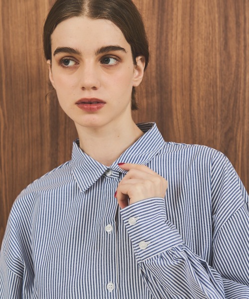 MERLOT（メルロー）の「ボリューム袖ベーシックストライプシャツ（シャツ/ブラウス・レディース・ネイビー/マスタード/ブルー・FREE）」の7枚目の写真