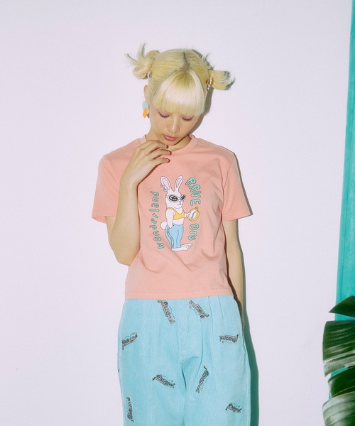 PUNYUS（プニュズ）の「RAVE ON WONDERLAND Tシャツ（Tシャツ/カットソー・レディース・オレンジ/ホワイト/ブラック・2/1/4/3）」の11枚目の写真