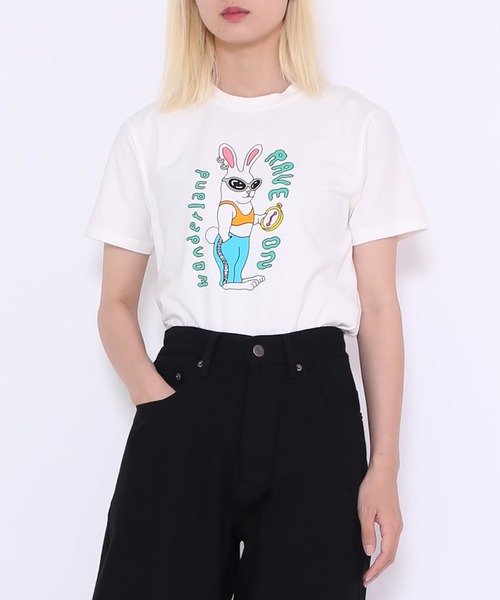 PUNYUS（プニュズ）の「RAVE ON WONDERLAND Tシャツ（Tシャツ/カットソー・レディース・オレンジ/ホワイト/ブラック・2/1/4/3）」の6枚目の写真