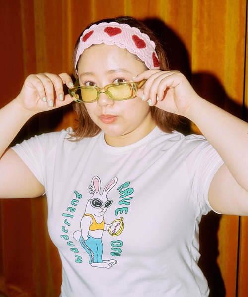 PUNYUS（プニュズ）の「RAVE ON WONDERLAND Tシャツ（Tシャツ/カットソー・レディース・オレンジ/ホワイト/ブラック・2/1/4/3）」の5枚目の写真