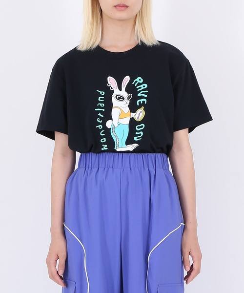 PUNYUS（プニュズ）の「RAVE ON WONDERLAND Tシャツ（Tシャツ/カットソー・レディース・オレンジ/ホワイト/ブラック・2/1/4/3）」の4枚目の写真