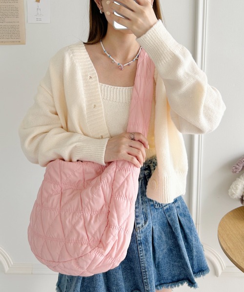 Loueme(ルエム)の「トライアングルキルティングショルダーバッグ(ショルダーバッグ・レディース・アイボリー/ライトブルー/ブラック/ピンク・FREE)」の4枚目の写真