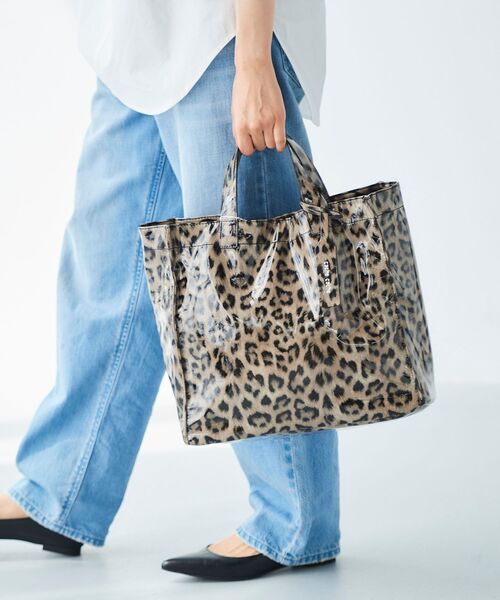 le.coeur blanc（ルクールブラン）の「エナメル風トートバッグ（トートバッグ・レディース・ベージュ/ベージュ系その他2・FREE）」の2枚目の写真