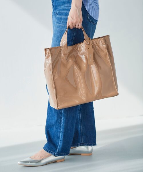 le.coeur blanc（ルクールブラン）の「エナメル風トートバッグ（トートバッグ・レディース・ベージュ/ベージュ系その他2・FREE）」の5枚目の写真