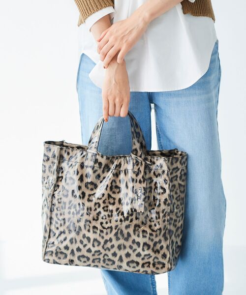 le.coeur blanc（ルクールブラン）の「エナメル風トートバッグ（トートバッグ・レディース・ベージュ/ベージュ系その他2・FREE）」の3枚目の写真