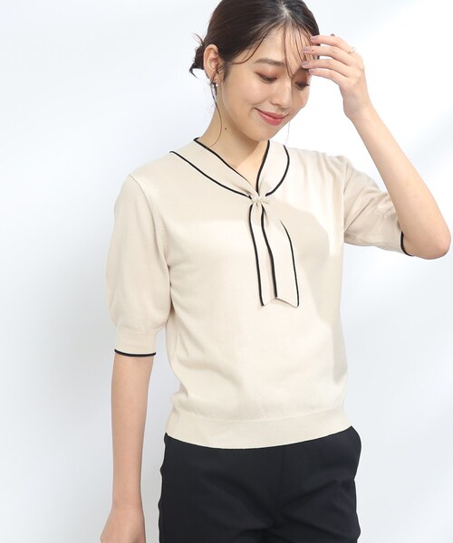 couture brooch（クチュールブローチ）の「◆【襟元デザイン2WAY】パール調バックル配色タイ5分袖ニット（ニット/セーター・レディース・ライトベージュ/ブラック/ブラウン系その他・42/38）」の3枚目の写真