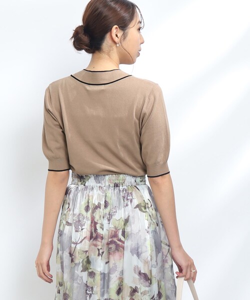 couture brooch（クチュールブローチ）の「◆【襟元デザイン2WAY】パール調バックル配色タイ5分袖ニット（ニット/セーター・レディース・ライトベージュ/ブラック/ブラウン系その他・42/38）」の21枚目の写真