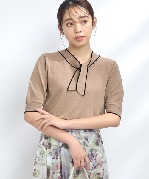 couture brooch（クチュールブローチ）の「◆【襟元デザイン2WAY】パール調バックル配色タイ5分袖ニット（ニット/セーター・レディース・ライトベージュ/ブラック/ブラウン系その他・42/38）」の12枚目の写真