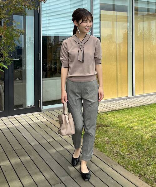 couture brooch（クチュールブローチ）の「◆【襟元デザイン2WAY】パール調バックル配色タイ5分袖ニット（ニット/セーター・レディース・ライトベージュ/ブラック/ブラウン系その他・42/38）」の8枚目の写真