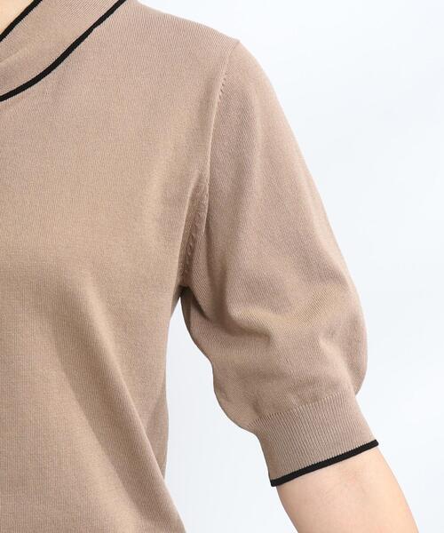 couture brooch（クチュールブローチ）の「◆【襟元デザイン2WAY】パール調バックル配色タイ5分袖ニット（ニット/セーター・レディース・ライトベージュ/ブラック/ブラウン系その他・42/38）」の4枚目の写真