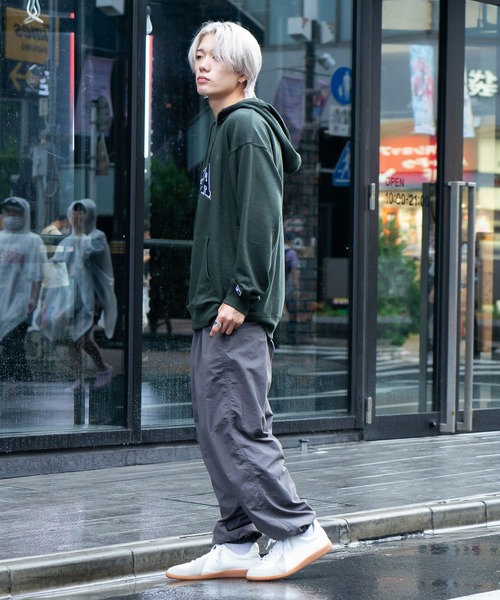 FILA(フィラ)の「【FILA/フィラ】カレッジワッペン ビッグシルエット ドロップショルダー フーディー パーカー(パーカー・メンズ・ブルー/カーキ・MEDIUM/LARGE/X-LARGE)」の11枚目の写真
