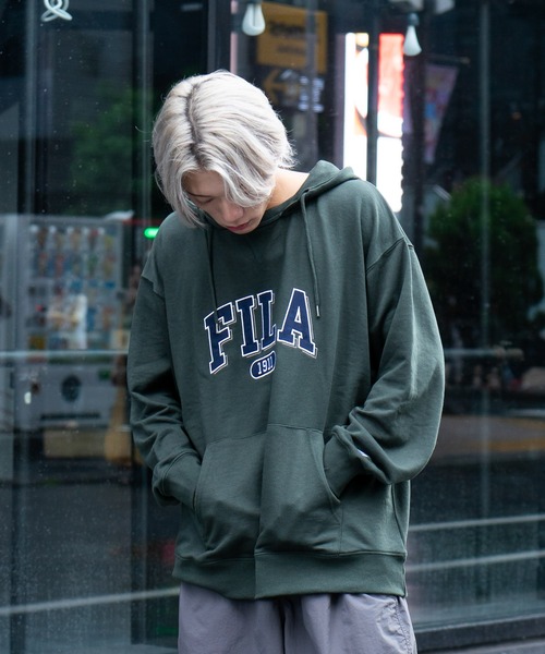 FILA(フィラ)の「【FILA/フィラ】カレッジワッペン ビッグシルエット ドロップショルダー フーディー パーカー(パーカー・メンズ・ブルー/カーキ・MEDIUM/LARGE/X-LARGE)」の16枚目の写真