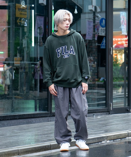 FILA(フィラ)の「【FILA/フィラ】カレッジワッペン ビッグシルエット ドロップショルダー フーディー パーカー(パーカー・メンズ・ブルー/カーキ・MEDIUM/LARGE/X-LARGE)」の9枚目の写真