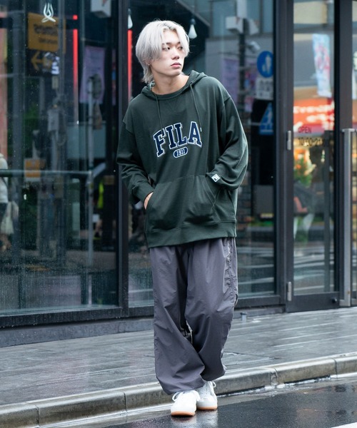 FILA(フィラ)の「【FILA/フィラ】カレッジワッペン ビッグシルエット ドロップショルダー フーディー パーカー(パーカー・メンズ・ブルー/カーキ・MEDIUM/LARGE/X-LARGE)」の10枚目の写真
