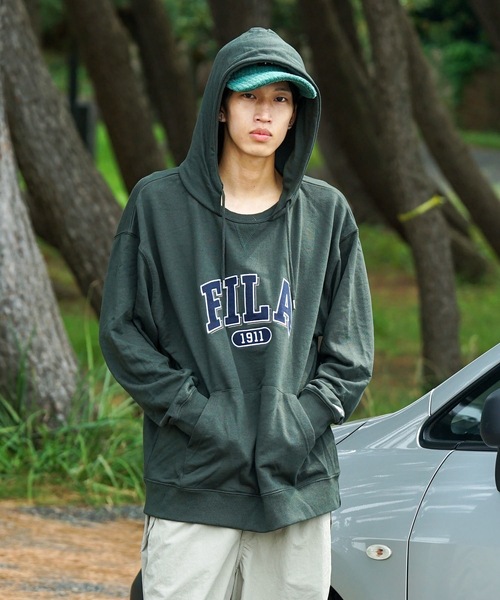 FILA(フィラ)の「【FILA/フィラ】カレッジワッペン ビッグシルエット ドロップショルダー フーディー パーカー(パーカー・メンズ・ブルー/カーキ・MEDIUM/LARGE/X-LARGE)」の5枚目の写真
