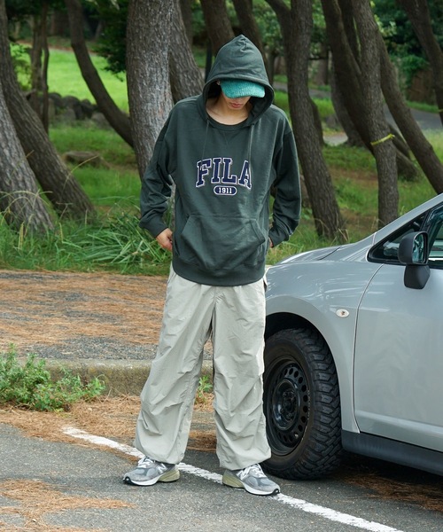 FILA(フィラ)の「【FILA/フィラ】カレッジワッペン ビッグシルエット ドロップショルダー フーディー パーカー(パーカー・メンズ・ブルー/カーキ・MEDIUM/LARGE/X-LARGE)」の3枚目の写真