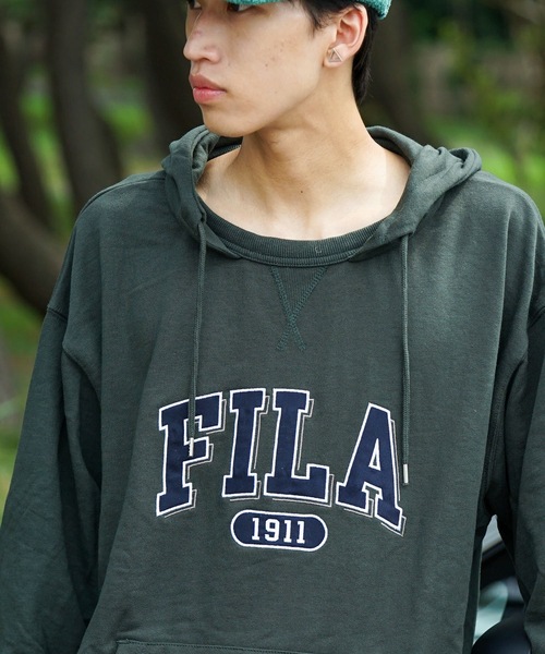 FILA(フィラ)の「【FILA/フィラ】カレッジワッペン ビッグシルエット ドロップショルダー フーディー パーカー(パーカー・メンズ・ブルー/カーキ・MEDIUM/LARGE/X-LARGE)」の8枚目の写真
