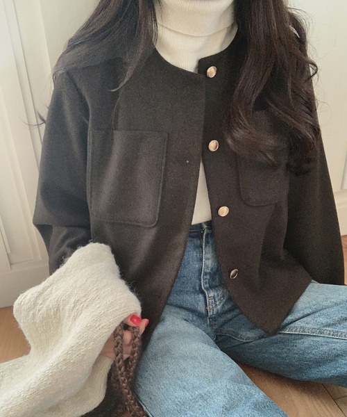 LAUIR（ラウアー）の「ノーカラーゴールド釦ジャケット（ノーカラージャケット・レディース・ダークグレー/ダークブラウン/ブラック・MEDIUM/LARGE）」の3枚目の写真