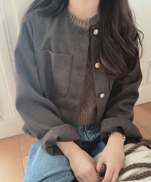 LAUIR（ラウアー）の「ノーカラーゴールド釦ジャケット（ノーカラージャケット・レディース・ダークグレー/ダークブラウン/ブラック・MEDIUM/LARGE）」の8枚目の写真