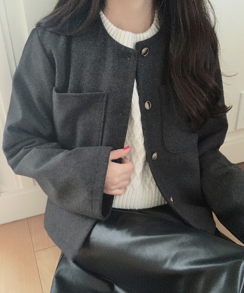 LAUIR（ラウアー）の「ノーカラーゴールド釦ジャケット（ノーカラージャケット・レディース・ダークグレー/ダークブラウン/ブラック・MEDIUM/LARGE）」の22枚目の写真