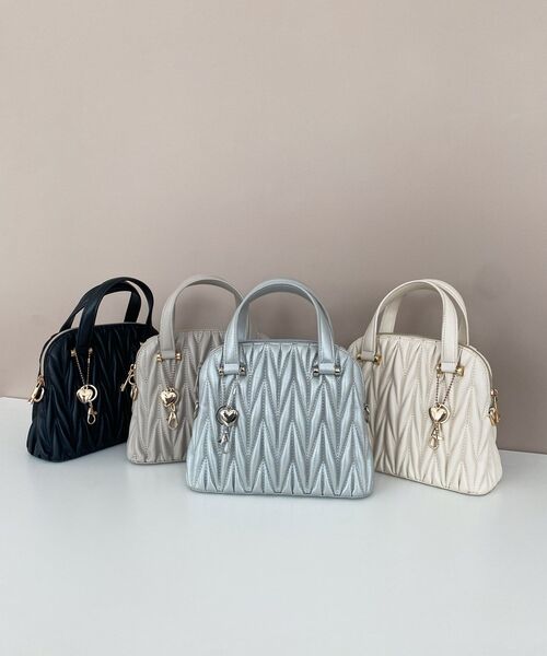 MAJESTIC LEGON（マジェスティックレゴン）の「チャームセットキルティングバッグ（ショルダーバッグ・レディース・ピンク/アイボリー/グレイッシュベージュ/ブラック/シルバー・FREE）」の6枚目の写真