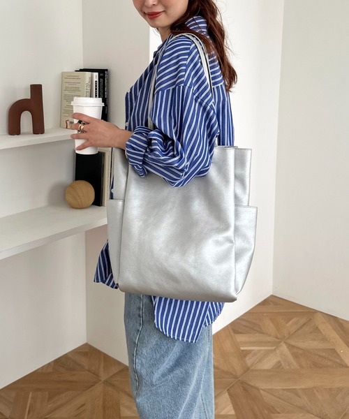DISCOAT(ディスコート)の「【ご好評につき再販売!/ 通勤・通学にも◎】A4対応仕切りトートバッグ(トートバッグ・レディース・ベージュ/グレー/ブラック/シルバー系その他/ブロンズ・FREE)」の21枚目の写真